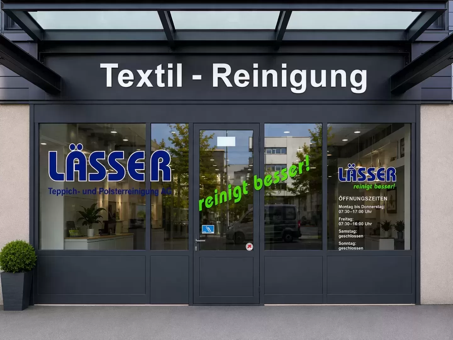 Reinigungsteam bei der sorgfältigen Arbeit in einem modernen Innenraum
