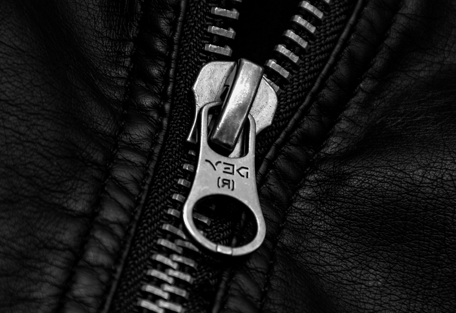 Detail einer gepflegten schwarzen Lederjacke